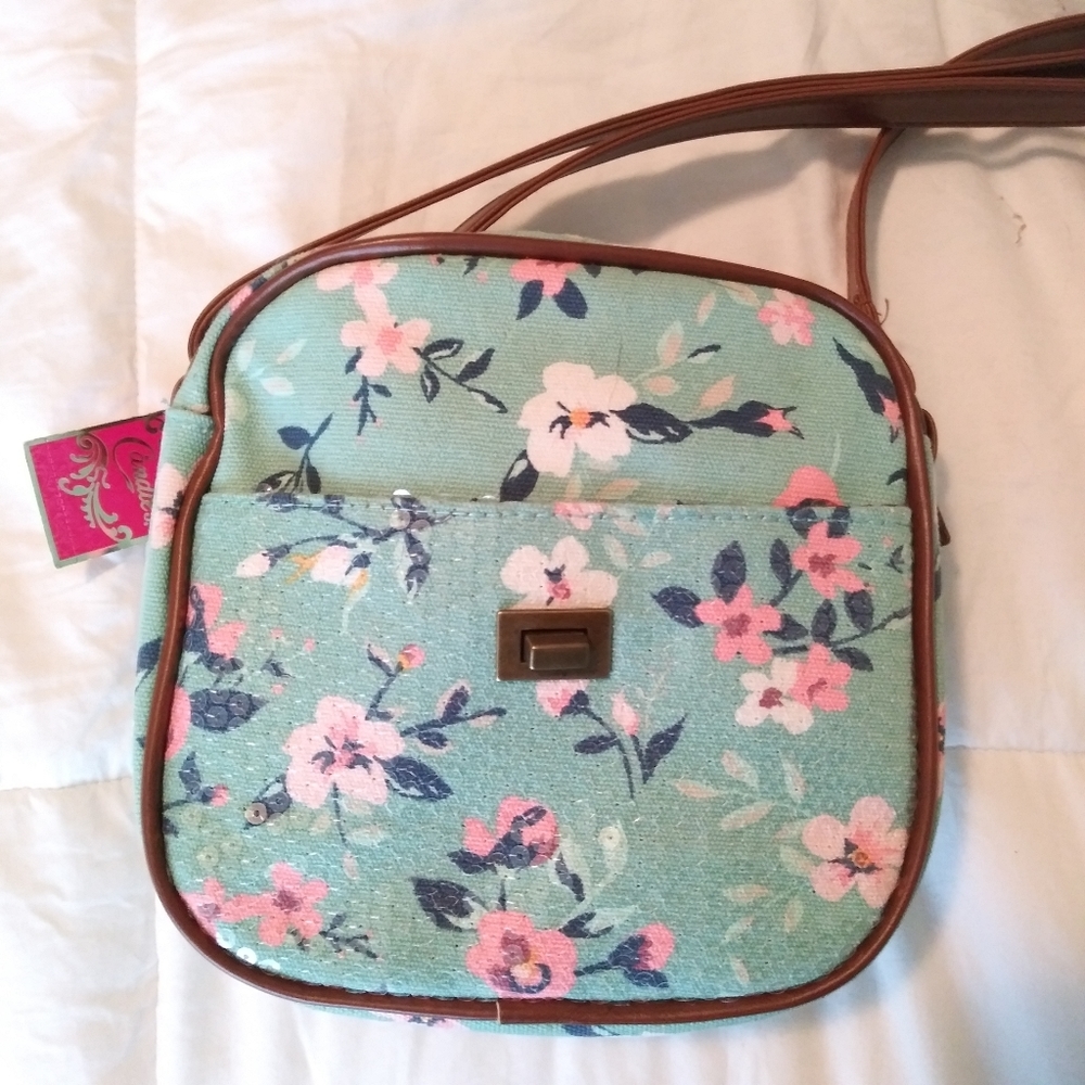 ✨🌸Candie's Floral Crossbody Bag. NWT!🌸✨
